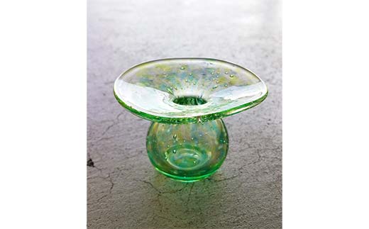 ＜ガラス作家 松尾具美＞巾着花入れ「木漏れ日」 吹きガラス 硝子 ガラス 花器 花瓶 巾着 松尾具美 贈り物 ギフト  工芸品 F6L-1253