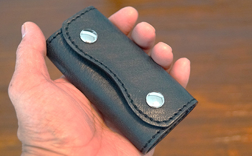 本革製キーケース 収納時：縦約8.5cm×横約5.0cm×厚さ3.0cm＜ダークブラウン＞ 牛革 本革 コンパクト キーケース 国産牛革 革製品 贈り物 ギフト 国産 ダークブラウン  ファッション小物 服飾品 ファッション F6L-194