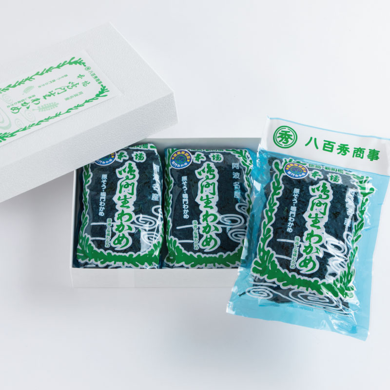 わかめ 300g×3袋 生わかめ スープ ご飯 米 鮭 ホタテ いくら エビ かつお しらす サーモン まぐろ さば と一緒に 刺身 酢 魚 野菜 サラダ 味噌 味噌汁 みそ 海藻 のり 佃煮 ごはんのお供 徳島 鳴門 なると 本場鳴門生わかめ