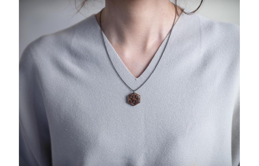 幾何学模様の木のペンダント P-CA