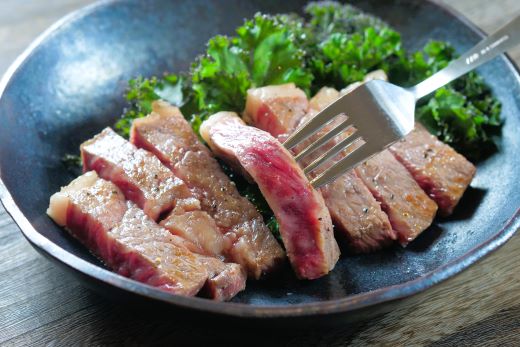 【年間10頭！】大川原高原牛 特選ロースステーキ 250g×4枚 計1kg 冷凍便 肉の藤原 《60日以内に出荷予定(土日祝除く)》和牛 希少 大川原高原 牛肉 焼肉  ロース 牛肉 ステーキ 贅沢  バーベキュー BBQ  キャンプ ギフト 贈答 徳島県 佐那河内村 s-23