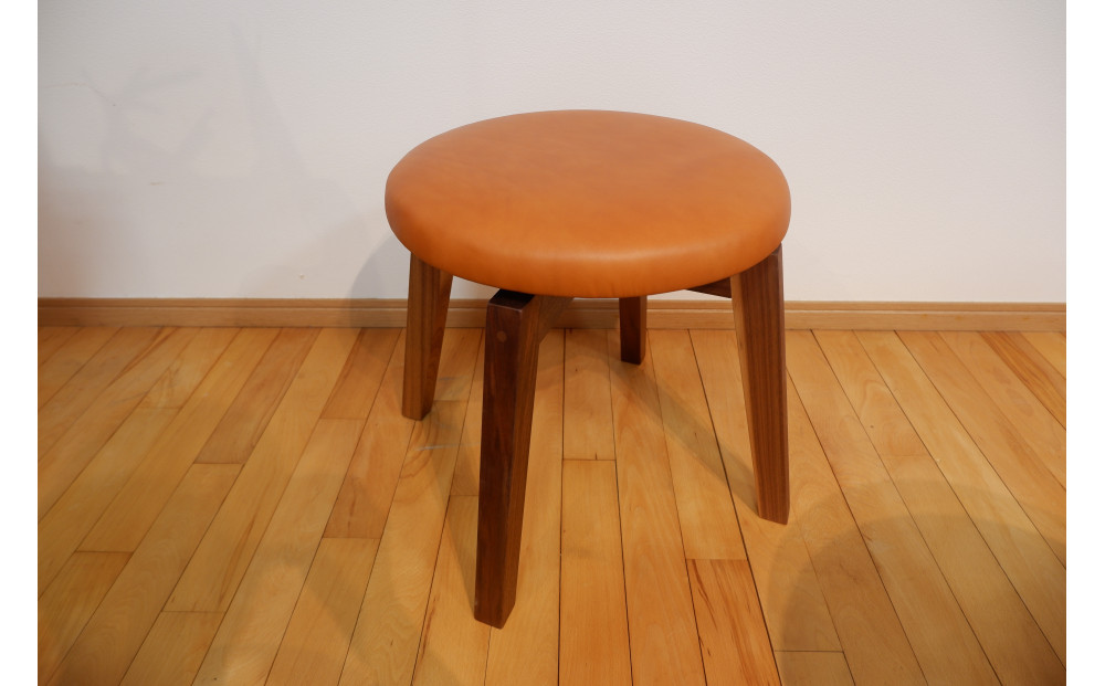 回転スツール（脚部材：ウォールナット/座面：本革キャメル）