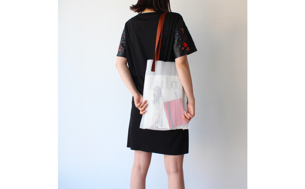 香川県産プリーツバッグ・ストライプ・ラージ［ ブロンズ １点］軽やかで上品な透け感のあるショルダーバッグ