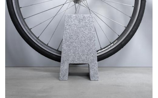 暮らしに寄り添う庵治石 「CLAMP/クランプ」自転車スタンド