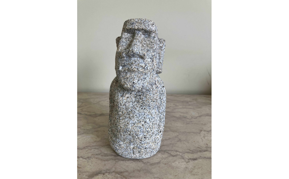 庵治石モアイ像