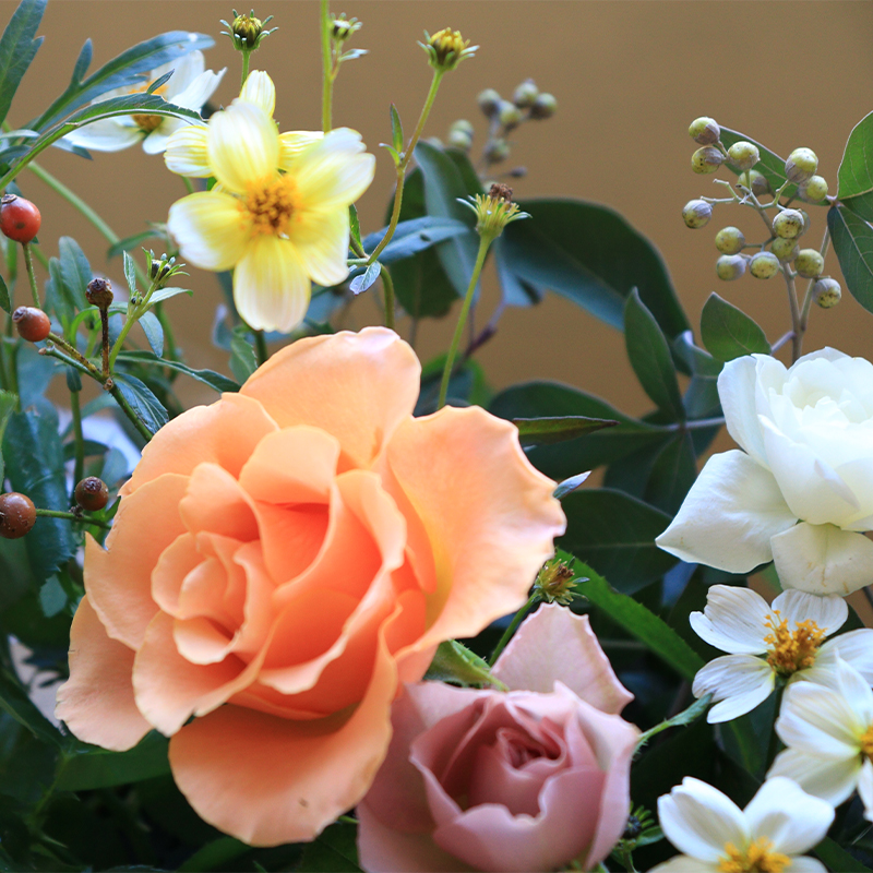 花 アレンジメント Lサイズ 生花 季節のお花 スワッグ 花束 花材 ブーケ 可愛い かわいい おしゃれ 記念日 ギフト インテリア 雑貨 植物 手作り プレゼント 贈り物 デコ リース お祝い 香川県 丸亀市