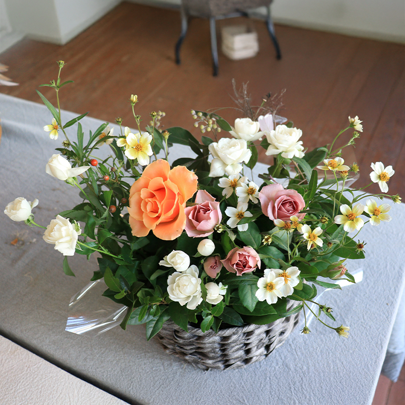 花 アレンジメント Mサイズ 生花 季節のお花 スワッグ 花束 花材 ブーケ 可愛い かわいい おしゃれ 記念日 ギフト インテリア 雑貨 植物 手作り プレゼント 贈り物 デコ リース お祝い 香川県 丸亀市