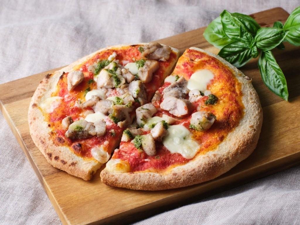 オリーブ地鶏とダイシモチ麦のピザ（8インチハーフ×4枚セット）