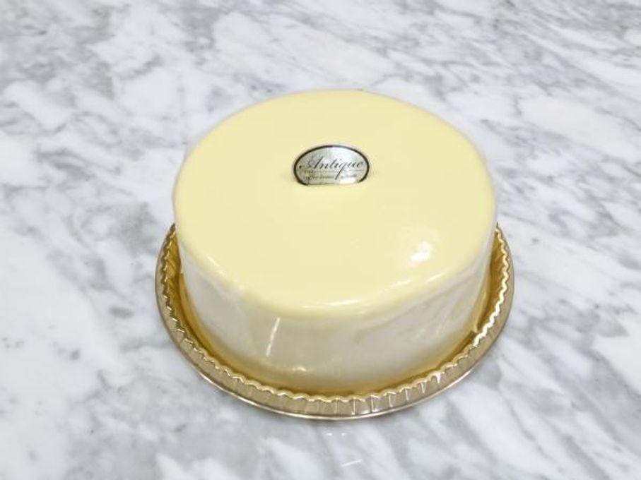 【サイズ　４号】ホワイト生チョコレートケーキ　coffeebeans & sweets Antiqueのガナッシュショコラブラン