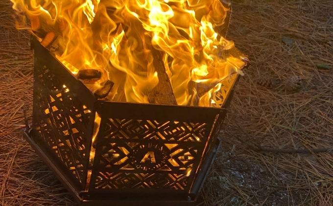 火DOCKS 鉄製 焚き火台 焚火台 キャンプ アウトドア 六角形 オリジナル 組み立て式 手提げ付き 