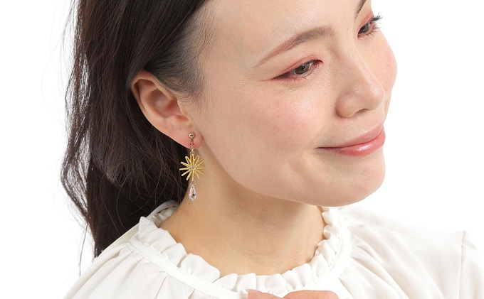 水引イヤリング 水引 金 ゴールド スワロフスキー付 お花 花約1.2cm 重量7g 軽量 水引細工 伝統工芸 職人手作り 水引アクセサリー アクセサリー ファッション おしゃれ 耳元 誕生日 和装 着物 浴衣 結婚式 銀 シルバー 水引ピアス 香川県 観音寺市