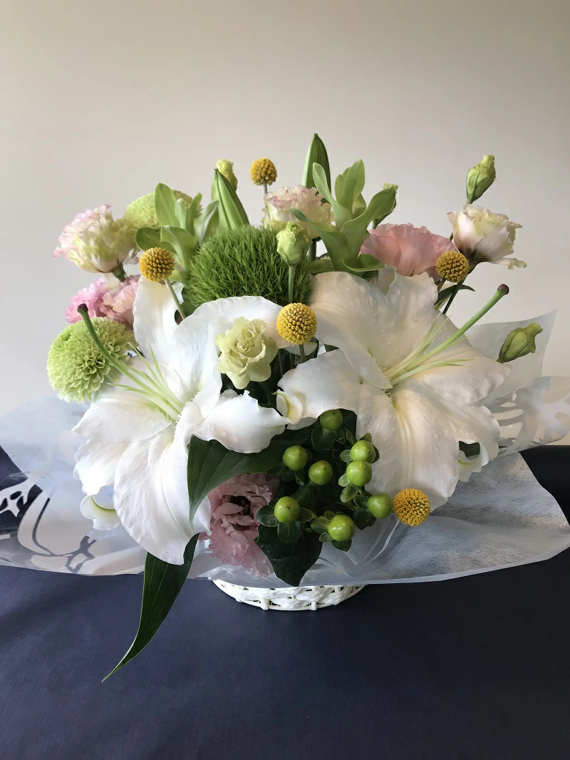 M75-0003_Flower Station NIINAから「花の里三豊市の季節のお供え用フラワーアレンジメント」NO.1