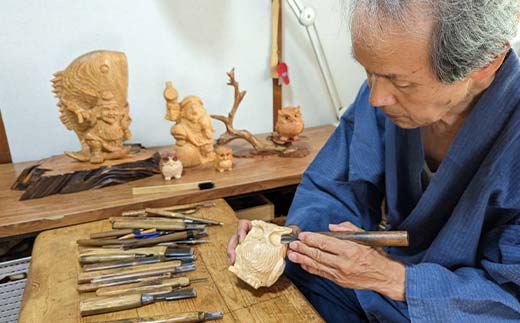 讃岐一刀彫 梟・幸せ梟(中) ハート模様・リボン付き 木彫り 縁起物 ふくろう フクロウ 梟 シマ梟 置物 置き物 インテリア 動物 ギフト 贈り物 名産 四国 F5J-675