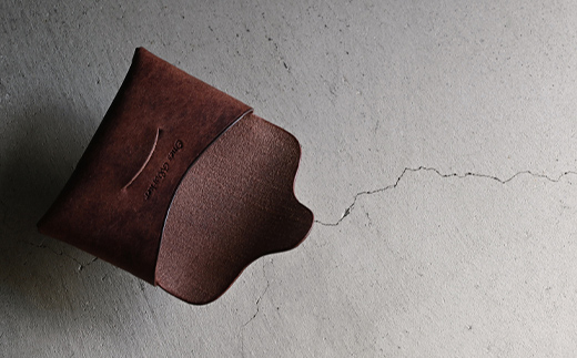 封筒のような プエブロレザーの名刺も入るシームレスカードケース 【タバコ（赤茶系）】 F5J-1036