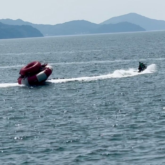 まるで海の上のコーヒーカップ！ トーイングチューブ体験　１名【L-55】