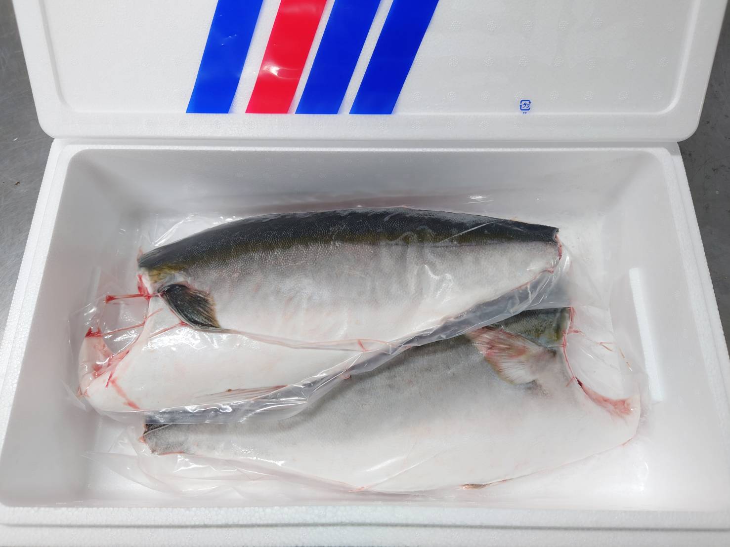 オリーブハマチ　冷凍　カマ・鱗付き半身２枚　約3kg（原体4.6kg）【B-55】