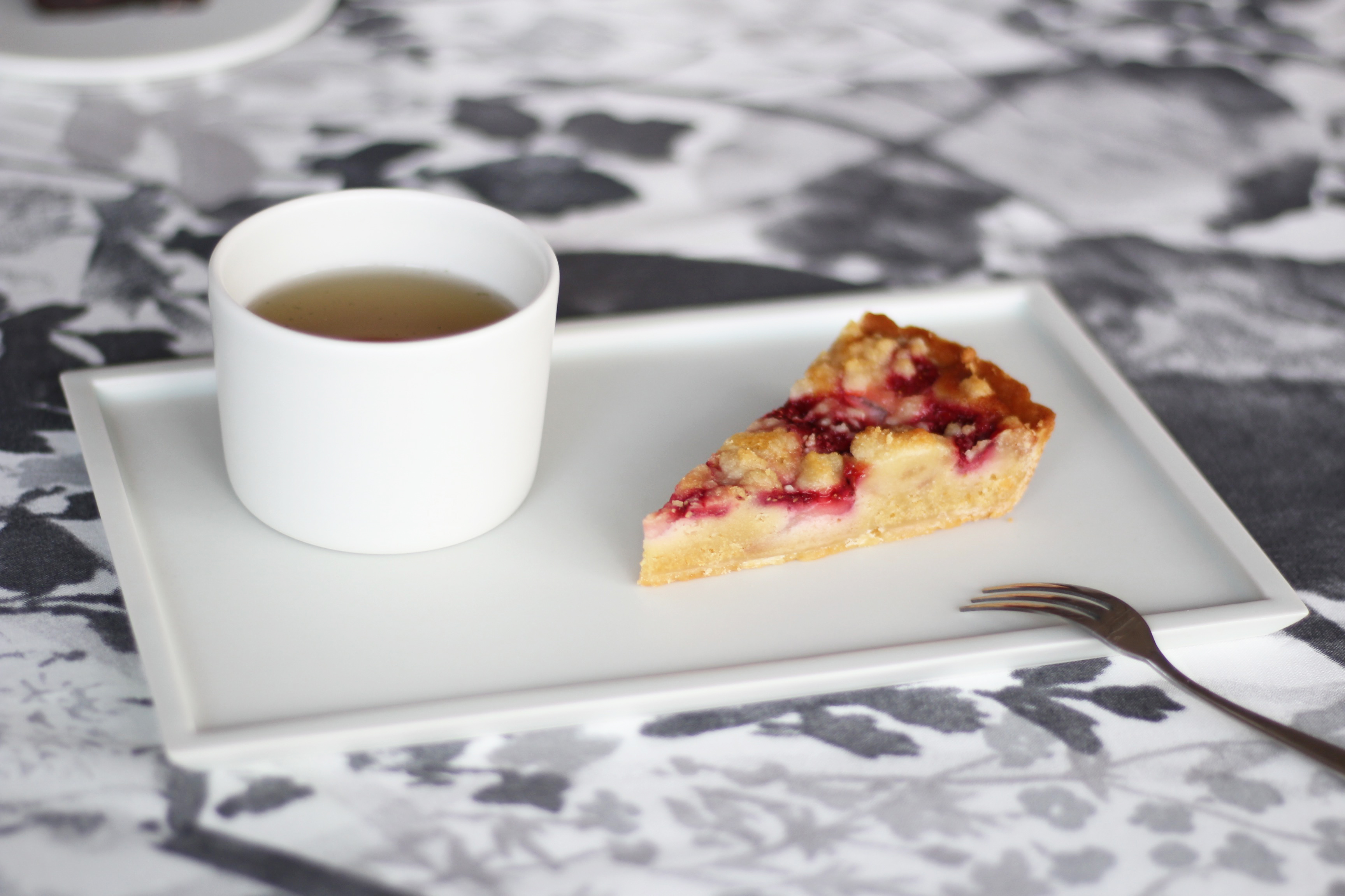 【Mustakivi】LONG PLATE SEIJI｜ ムスタキビ Mustakivi むすたきび MUSTAKIVI Marimekko マリメッコ デザイナー 砥部焼 北欧 キッチン 食器 食器 湯呑 皿 ティーカップ 石本藤雄 フィンランド おしゃれ ギフト プレゼント 贈り物 テーブルウェア 数量限定 人気 おすすめ 愛媛県 松山市 送料無料