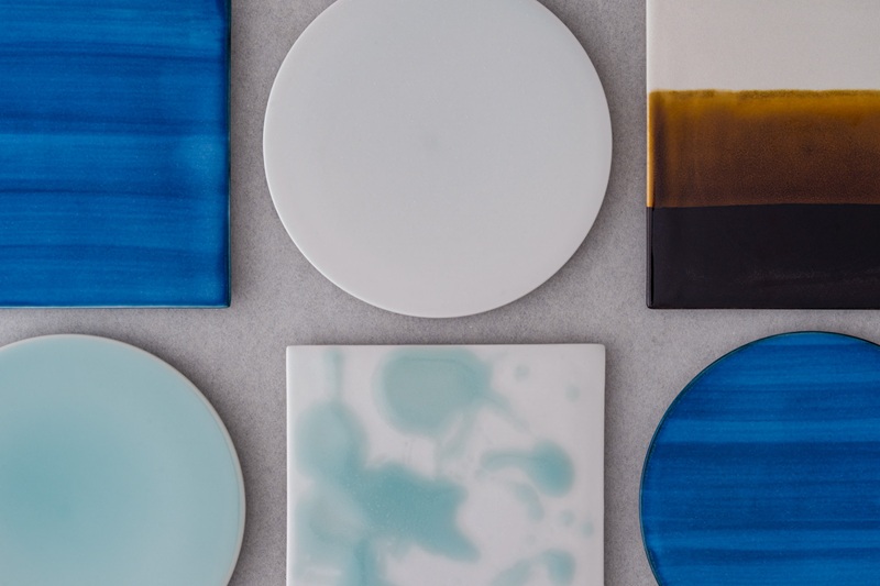 【Mustakivi】 PLATE 丸皿 SEIJI｜ ムスタキビ Mustakivi むすたきび MUSTAKIVI Marimekko マリメッコ デザイナー 砥部焼 北欧 キッチン 食器 食器 湯呑 皿 ティーカップ 石本藤雄 フィンランド おしゃれ ギフト プレゼント 贈り物 テーブルウェア 数量限定 人気 おすすめ 愛媛県 松山市 送料無料