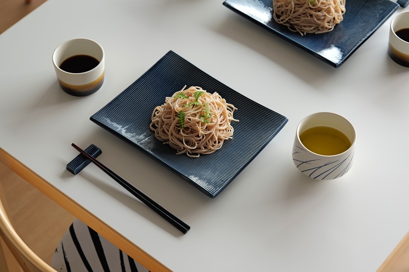 【Mustakivi】SOBA プレート BLUE｜ ムスタキビ Mustakivi むすたきび MUSTAKIVI Marimekko マリメッコ デザイナー 砥部焼 北欧 キッチン 食器 食器 湯呑 皿 ティーカップ 石本藤雄 フィンランド おしゃれ ギフト プレゼント 贈り物 テーブルウェア 数量限定 人気 おすすめ 愛媛県 松山市 送料無料