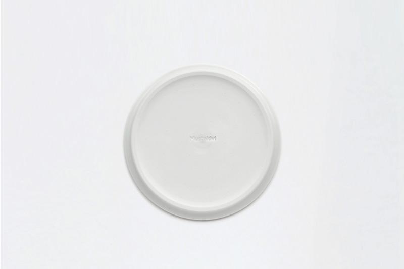【Mustakivi】 PLATE 丸皿 HAKUJI｜ ムスタキビ Mustakivi むすたきび MUSTAKIVI Marimekko マリメッコ デザイナー 砥部焼 北欧 キッチン 食器 食器 湯呑 皿 ティーカップ 石本藤雄 フィンランド おしゃれ ギフト プレゼント 贈り物 テーブルウェア 数量限定 人気 おすすめ 愛媛県 松山市 送料無料