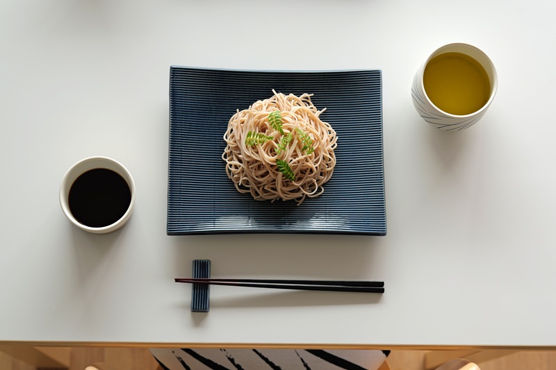 【Mustakivi】SOBA プレート BLUE｜ ムスタキビ Mustakivi むすたきび MUSTAKIVI Marimekko マリメッコ デザイナー 砥部焼 北欧 キッチン 食器 食器 湯呑 皿 ティーカップ 石本藤雄 フィンランド おしゃれ ギフト プレゼント 贈り物 テーブルウェア 数量限定 人気 おすすめ 愛媛県 松山市 送料無料