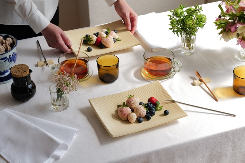 【Mustakivi】SOBA プレート BEIGE｜ ムスタキビ Mustakivi むすたきび MUSTAKIVI Marimekko マリメッコ デザイナー 砥部焼 北欧 キッチン 食器 食器 湯呑 皿 ティーカップ 石本藤雄 フィンランド おしゃれ ギフト プレゼント 贈り物 テーブルウェア 数量限定 人気 おすすめ 愛媛県 松山市 送料無料