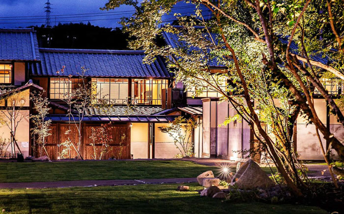 【5〜11月限定】NIPPONIA HOTEL 大洲 城下町 肱川遊覧付き 1泊2日ペア宿泊券（2食付き）愛媛県大洲市/バリューマネジメント株式会社 [AGDP018]旅館 浴衣 家族旅行 デート 観光 ホテル 宿泊チケット 記念日 ランチ ディナー 食事券 チケット 家族旅行 ギフト券 体験チケット 旅行 クーポン 予約 食事 ギフト券 愛媛県 大洲市