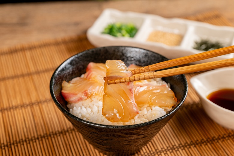 ごちそう鯛めし４食セット 真鯛 宇和島風 生鯛めし 郷土料理 鯛 切り身 刺身 冷凍 鯛めし 愛媛県 国産 マルトモ｜B474