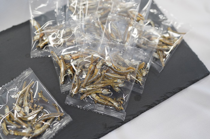 いりこ 食べるいりこ 味付きいりこ 小袋 個包装 煮干し カルちゃん小魚だけ カルちゃん 小魚 1袋(4g×20) アーモンド小魚の小魚だけ カルシウム オカベ 国産 愛媛 伊予市｜A106