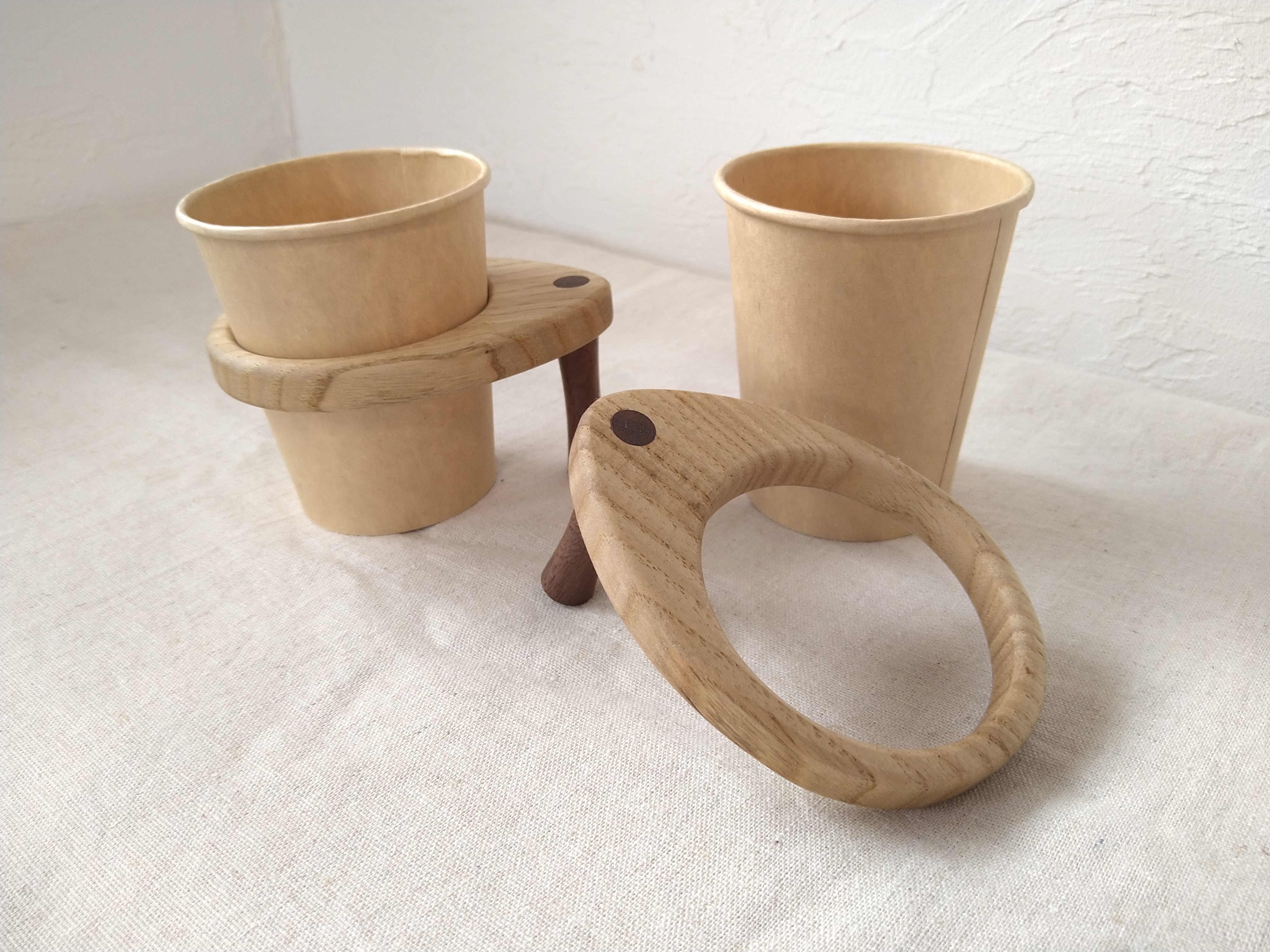 インテリア 天然木 栗の木の紙コップホルダー 2個セット 木製 ペーパーカップ ホルダー おしゃれ インテリア キャンプギア マイギア アウトドア スポーツ 仕事用 事務グッズ スタンド キッチン雑貨 木製雑貨 暮らし 紙コップスタンド 伊予市｜B08