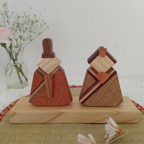 ひな人形 木製 インテリア 天然木 おひな様 雛飾り ひな祭り 初節句 3月3日 桃の節句 お祝い 女の子 卓上 コンパクト ウォルナット 欅 オーク 無垢 天然素材 置き物 ギフト プレゼント 伊予市｜D02