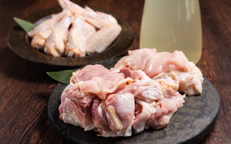 媛っこ地鶏 水炊き用セット（3～4人前）｜ モモ ムネ 手羽先 手羽元 特製スープ 愛媛県 久万高原町 久万山養鶏研究所 地鶏 鶏肉 肉 食感 旨み ヘルシー 和風 鍋 水炊き コラーゲン お取り寄せ グルメ 国産 冷蔵 ※北海道・沖縄・離島への配送不可