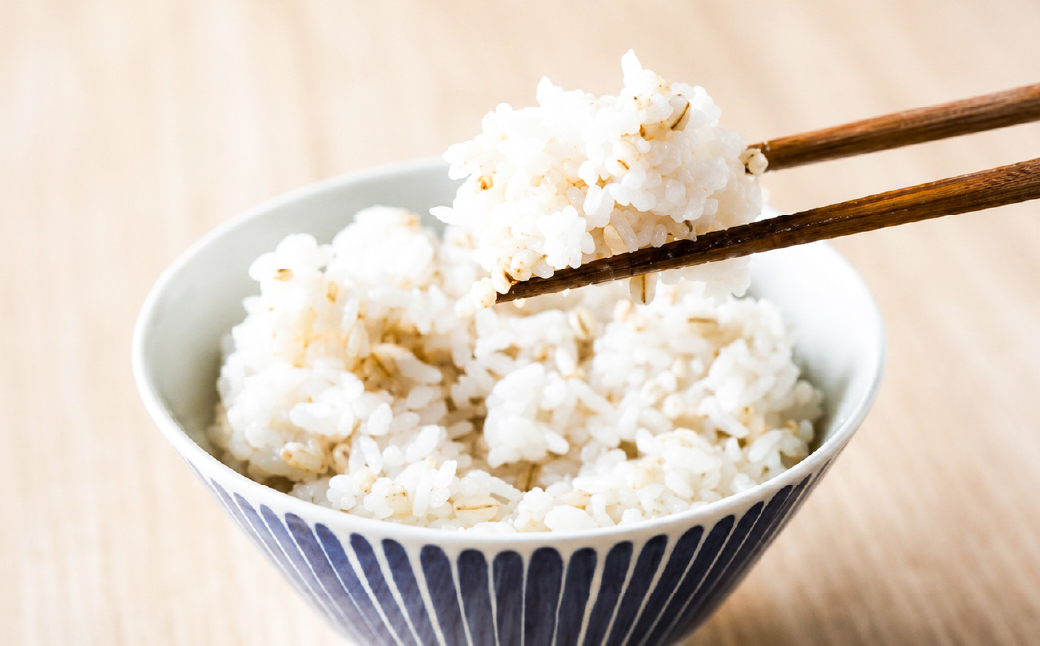 【先行予約】久万高原町 仕七川自慢 もち麦 2kg ｜ 雑穀 健康志向 腸活 食物繊維 ダイエット お取り寄せ 自然 愛媛県 仕七川地区の清流 ※2026年7月中旬頃より順次発送予定