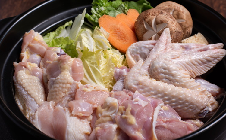 媛っこ地鶏 水炊き用セット（3～4人前）｜ モモ ムネ 手羽先 手羽元 特製スープ 愛媛県 久万高原町 久万山養鶏研究所 地鶏 鶏肉 肉 食感 旨み ヘルシー 和風 鍋 水炊き コラーゲン お取り寄せ グルメ 国産 冷蔵 ※北海道・沖縄・離島への配送不可
