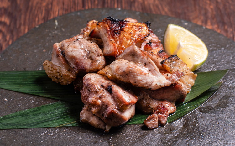 媛っこ地鶏 BBQセット 1kg（3～4人前）｜ モモ ムネ 手羽先 愛媛県 久万高原町 久万山養鶏研究所 地鶏 鶏肉 肉 食感 旨み アウトドア キャンプ 炭火焼 ジューシー お取り寄せ グルメ 国産 冷蔵 ※北海道・沖縄・離島への配送不可