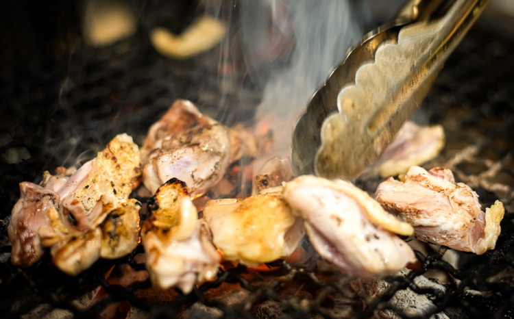 媛っこ地鶏 BBQセット 1kg（3～4人前）｜ モモ ムネ 手羽先 愛媛県 久万高原町 久万山養鶏研究所 地鶏 鶏肉 肉 食感 旨み アウトドア キャンプ 炭火焼 ジューシー お取り寄せ グルメ 国産 冷蔵 ※北海道・沖縄・離島への配送不可