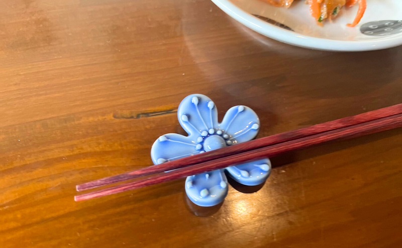 ＜砥部焼＞花のはしおき 1点(ブルー)【工房釉瑠璃 女性作家 花柄 青 四季 食器 箸置き 食洗器対応 カトラリー おしゃれ かわいい インテリア小物 陶芸 手作り ギフト】