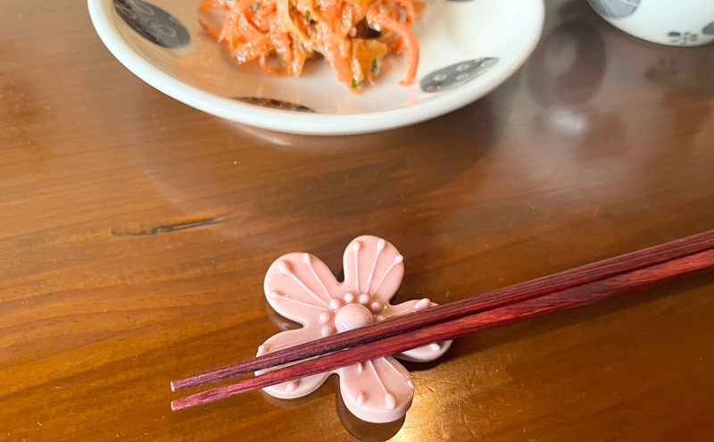＜砥部焼＞花のはしおき 1点(ピンク)【工房釉瑠璃 女性作家 花柄 桃色 四季 食器 箸置き 食洗器対応 カトラリー おしゃれ かわいい インテリア小物 陶芸 手作り ギフト】