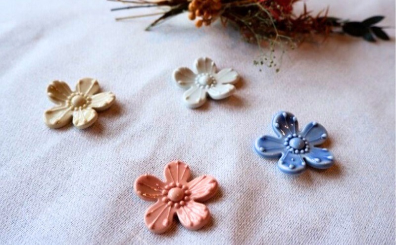 ＜砥部焼＞花のはしおき 1点(ホワイト)【工房釉瑠璃 女性作家 花柄 白 四季 食器 箸置き 食洗器対応 カトラリー おしゃれ かわいい インテリア小物 陶芸 手作り ギフト 】