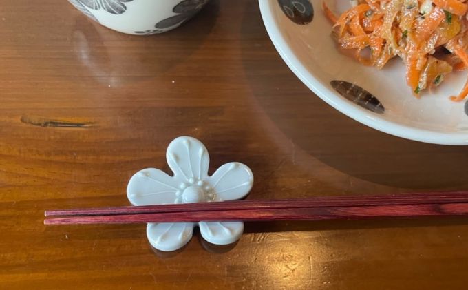 ＜砥部焼＞花のはしおき 1点(ホワイト)【工房釉瑠璃 女性作家 花柄 白 四季 食器 箸置き 食洗器対応 カトラリー おしゃれ かわいい インテリア小物 陶芸 手作り ギフト 】
