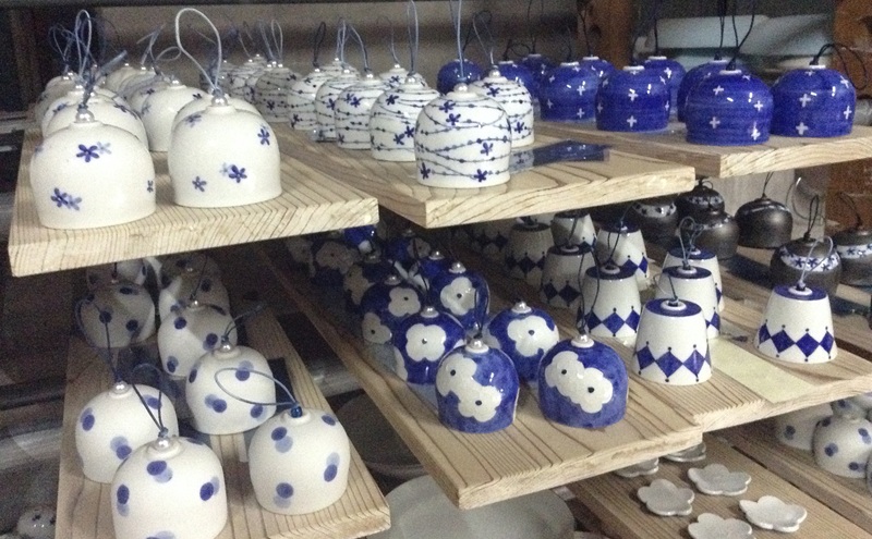 ＜砥部焼＞風鈴 いぶしと砥部焼のマリアージュ【tsuneokaceramics 女性作家 おしゃれ シック かわいい ふうりん wind bell いぶし銀 インテリア 和風 和紙 夏 陶芸 陶磁器 手作り ハンドメイド】