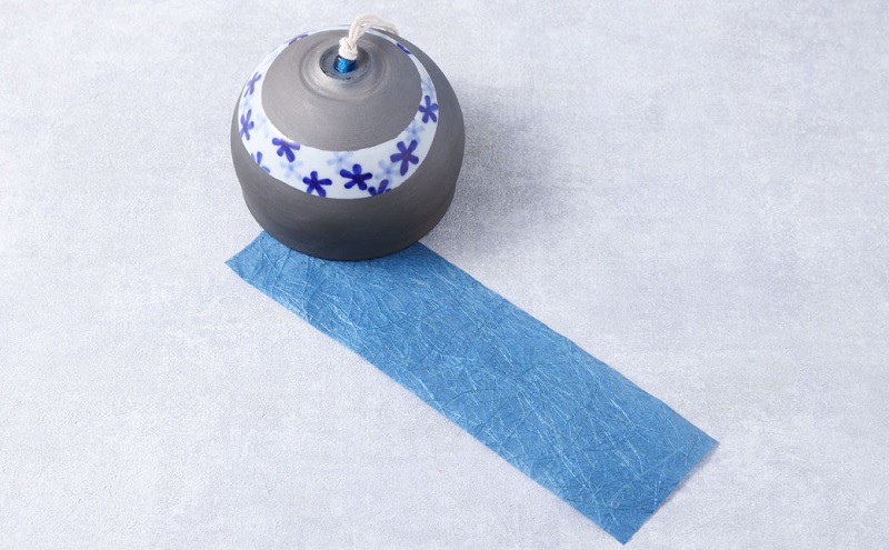 ＜砥部焼＞風鈴 いぶしと砥部焼のマリアージュ【tsuneokaceramics 女性作家 おしゃれ シック かわいい ふうりん wind bell いぶし銀 インテリア 和風 和紙 夏 陶芸 陶磁器 手作り ハンドメイド】