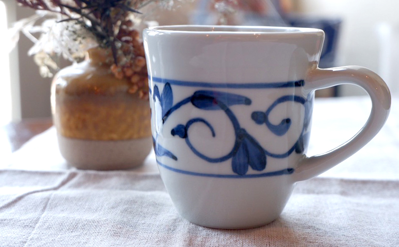 ＜砥部焼＞ マグカップ ペア セット 「唐草」【岩田製陶所 食器 コップ 2点 コーヒー 紅茶 陶磁器 工芸 伝統 日常使い 食洗器対応 レンジ対応 オーブン対応】