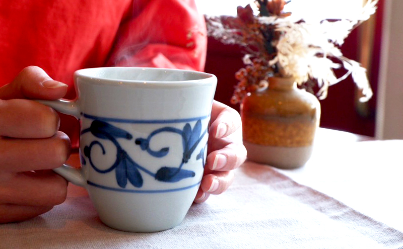 ＜砥部焼＞ マグカップ ペア セット 「唐草」【岩田製陶所 食器 コップ 2点 コーヒー 紅茶 陶磁器 工芸 伝統 日常使い 食洗器対応 レンジ対応 オーブン対応】