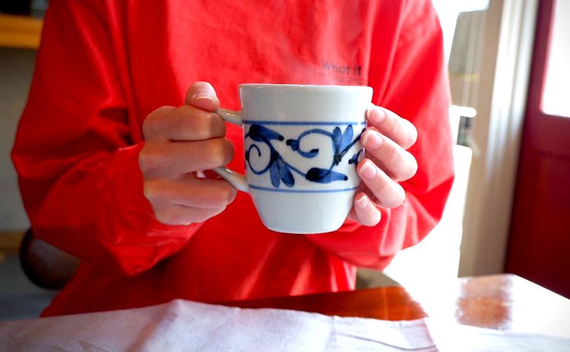 ＜砥部焼＞ マグカップ ペア セット 「唐草」【岩田製陶所 食器 コップ 2点 コーヒー 紅茶 陶磁器 工芸 伝統 日常使い 食洗器対応 レンジ対応 オーブン対応】