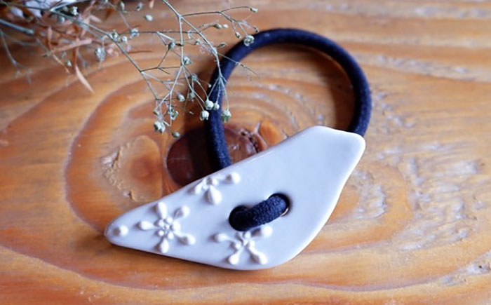 砥部焼 髪飾り(シロイトリ) 1点 / へアゴム ゴム 女性作家 鳥 白 ホワイト ボタン おしゃれ かわいい 陶芸 手作り アクセサリー ハンドメイド ファッション / 愛媛県砥部町/工房釉瑠璃 [BJBM012]