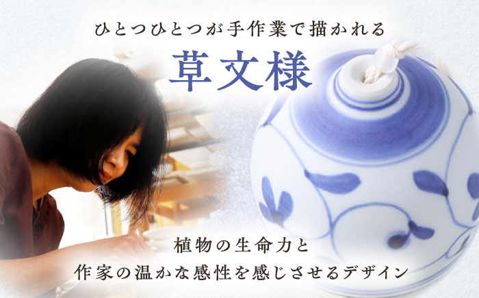 砥部焼 染付草文風鈴 1点 / 磁器 陶磁器 焼き物 伝統工芸品 工芸品 民藝 愛媛県 砥部町 職人 女性作家 おしゃれ かわいい ふうりん インテリア 和風 夏 陶芸 手作り ハンドメイド / 愛媛県砥部町/tsuneokaceramics [BJBJ002]