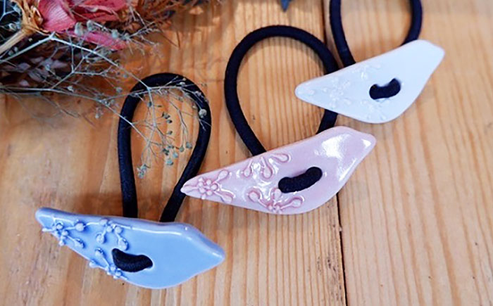 砥部焼 髪飾り(3羽ノトリ) 3点セット / へアゴム ゴム ファッション 女性作家 鳥 青 白 桃色 ブルー ホワイト ピンク ボタン おしゃれ かわいい 陶芸 手作り アクセサリー ハンドメイド / 愛媛県砥部町/工房釉瑠璃 [BJBM014]