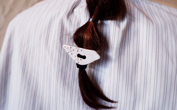 砥部焼 髪飾り(シロイトリ) 1点 / へアゴム ゴム 女性作家 鳥 白 ホワイト ボタン おしゃれ かわいい 陶芸 手作り アクセサリー ハンドメイド ファッション / 愛媛県砥部町/工房釉瑠璃 [BJBM012]