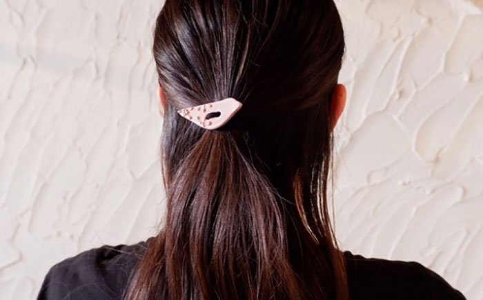 砥部焼 髪飾り(モモイロノトリ) 1点 / へアゴム ゴム 女性作家 鳥 桃色 ピンク ボタン おしゃれ かわいい 陶芸 手作り アクセサリー ハンドメイド / 愛媛県砥部町/工房釉瑠璃 [BJBM013]